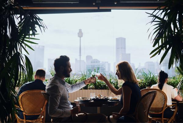 Coppia che gusta un cocktail al The Butler di Potts Point, New South Wales © Destination NSW
