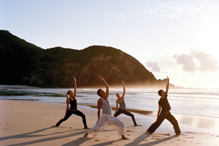 Yoga all'alba a Byron Bay, New South Wales © Mike Newling, Tourism Australia