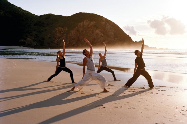 Yoga all'alba a Byron Bay, New South Wales © Mike Newling, Tourism Australia