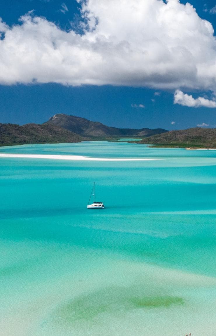 Vista aerea verso Whitehaven Beach da Hill Inlet nelle Whitsunday © Tourism and Events Queensland