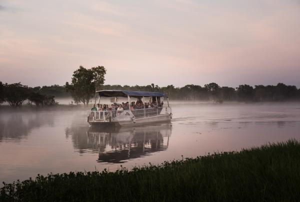 Immergiti nel bagliore del Kakadu National Park in una crociera al tramonto con Kakadu Tourism © Tourism Australia