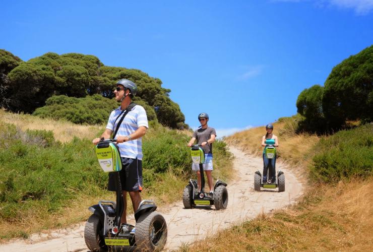 Persone in un tour segway di Rottnest Island, Western Australia © Rottnest Island Authority