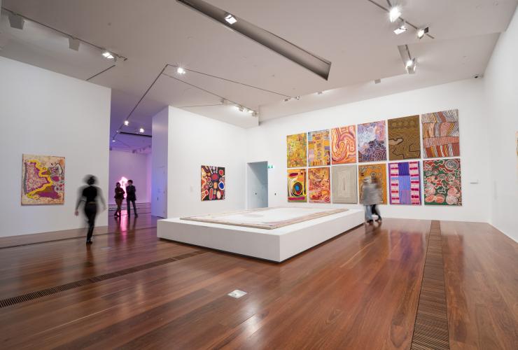 Visitatori che ammirano i dipinti allo Ian Potter Centre, National Gallery of Victoria (NGV), Melbourne, Victoria © Tourism Australia