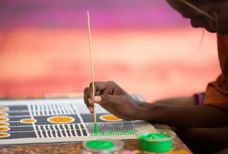 Workshop di pittura a puntini di Maruku Arts © Tourism Australia /NTCB