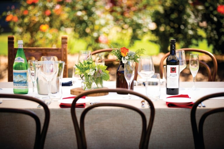 Tavolo da pranzo con vino al Pizzini Wines © Pizzini Wines