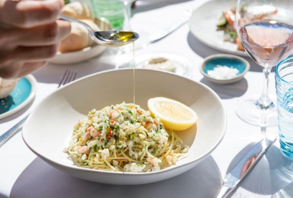 Piatto di spaghetti al granchio chiave al Ricky's River Bar and Restaurant di Noosa Heads © Visit Noosa