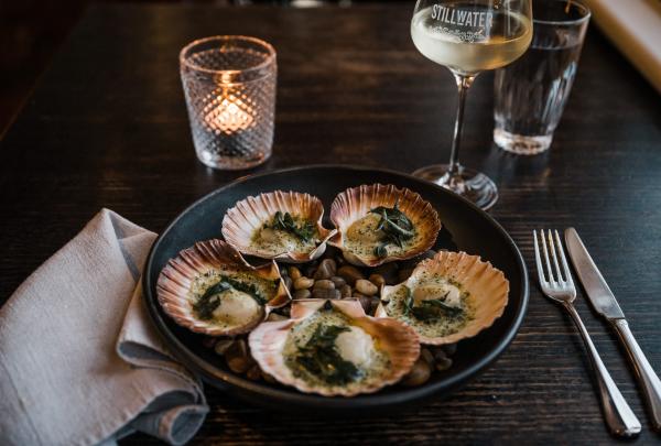 Piatto di capesante al ristorante Stillwater di Launceston © C&B Creative/Stillwater