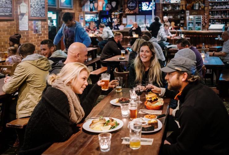 Gruppo di persone che cena alla Settlers Tavern a Margaret River © Elements Margaret River