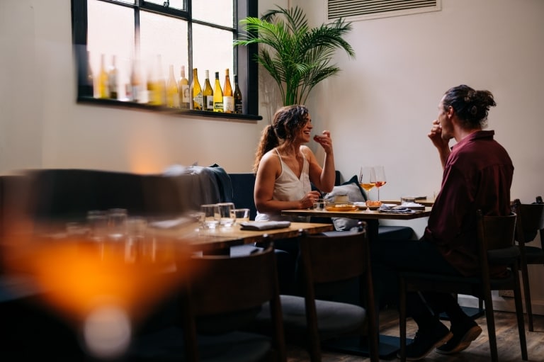 Coppia che cena al ristorante Dier Makr di Hobart © Osborne Images