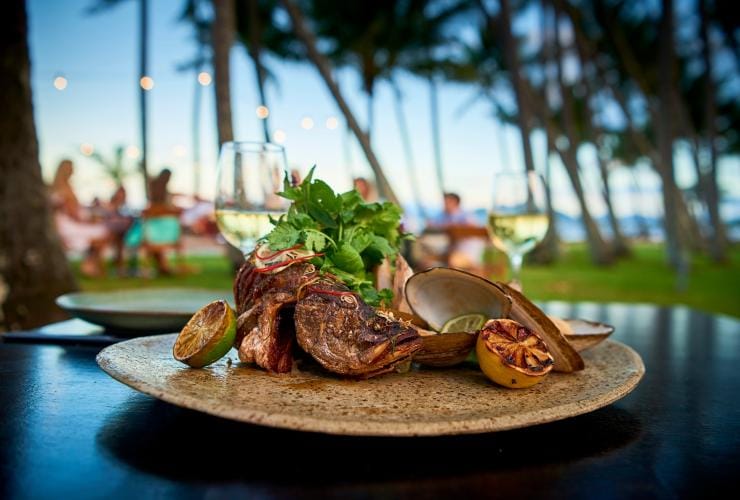 Piatto di pesce e frutti di mare al Nu Nu Restaurant di Palm Cove © Tourism and Events Queensland