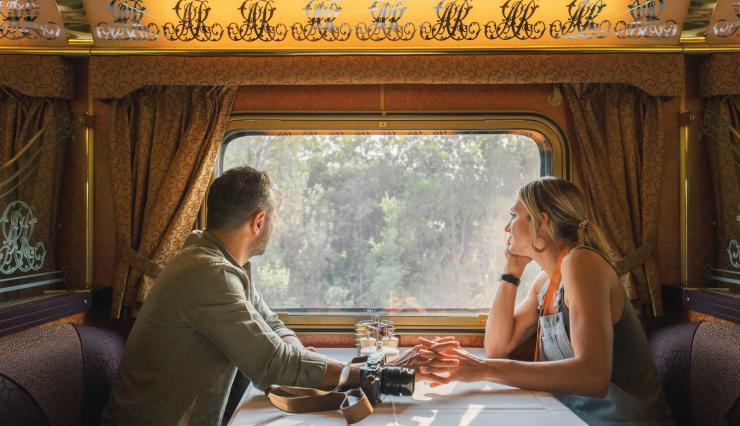 Coppia che guarda fuori dal finestrino a bordo del treno Great Southern © Journey Beyond Rail Expeditions