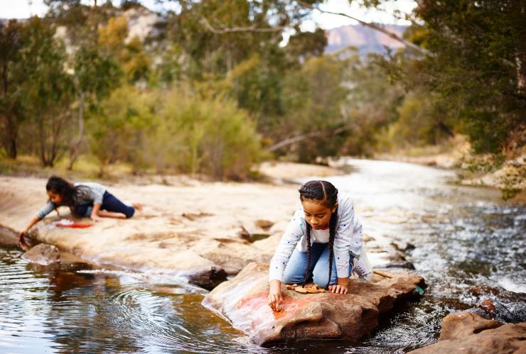 Bambini che giocano nel fiume nell'Emirates One&Only Wolgan Valley delle Blue Mountains © Emirates One&Only Wolgan Valley