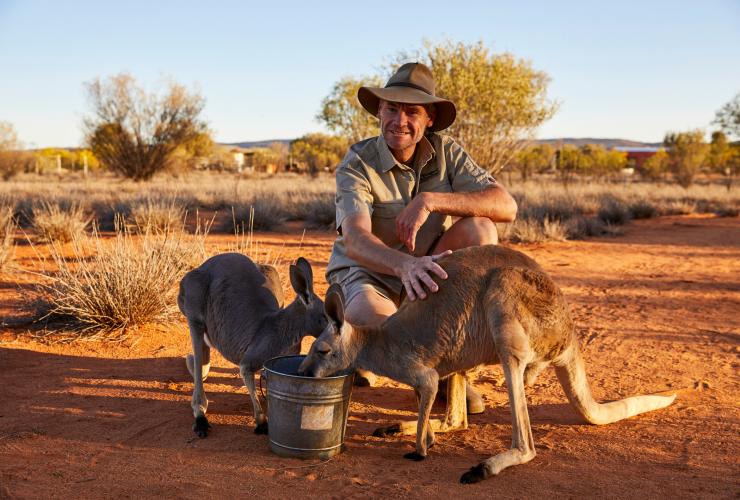 Dare da mangiare ai canguri, Northern Territory © Tourism Australia