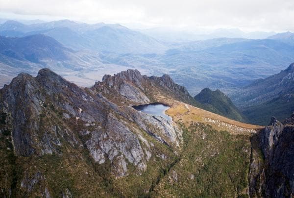 Il Southwest National Park ospita il Hanging Lake, un lago letteralmente sospeso © Tourism Tasmania