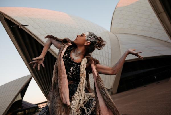 La ballerina del Bangarra Dance Theatre Lillian Banks si esibisce fuori dal Sydney Opera House © Bangarra Dance Theatre/Daniel Boud