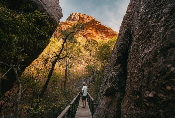 Uomo che cammina intorno alla Nourlangie Rock, Kakadu National Park, Northern Territory © Tourism NT/Hello Emily