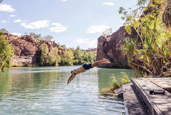 Uomo che si tuffa in acqua a Boodjamulla (Lawn Hill), Queensland © Tourism and Events Queensland