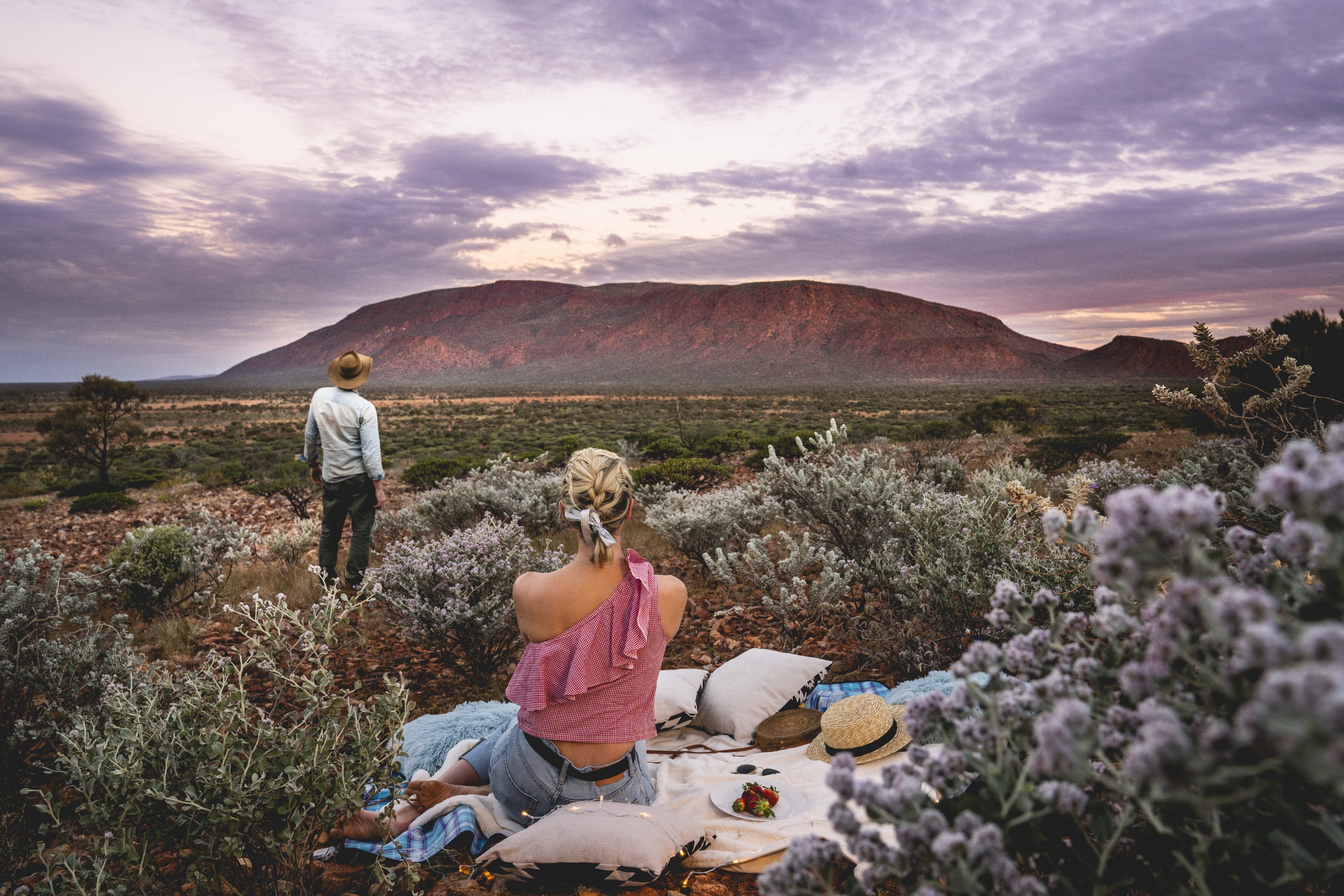 Coppia che si gode un picnic con vista su Mount Augustus © Australia's Golden Outback