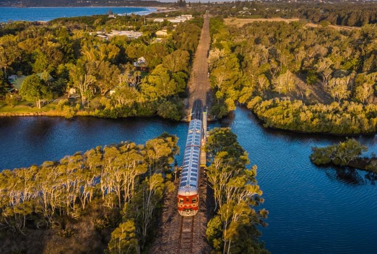 Vista aerea del treno solare di Byron che attraversa il bushland © Byron Solar Train