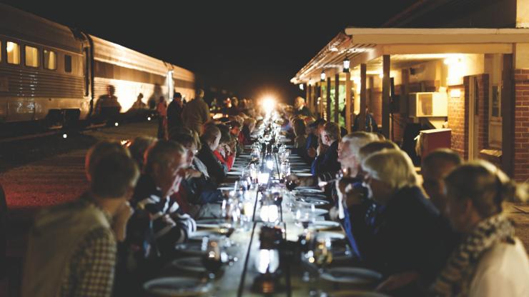 Cena all'aperto a Rawlinna, Indian Pacific, Western Australia © Journey Beyond