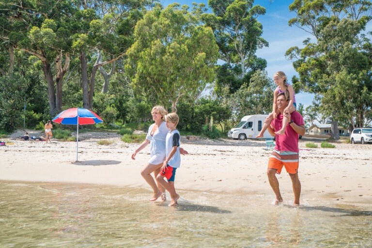 ティリジェリー・クリーク沿いを散歩する家族 © Destination NSW