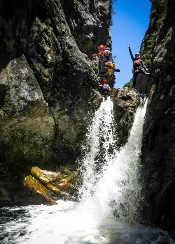 タスマニア州、クレイドル・マウンテン・キャニオンズ（Cradle Mountain Canyons）、クレイドル・マウンテン ー セント・クレア湖国立公園（Cradle Mountain-Lake St Clair National Park）© Tourism Australia & Graham Freeman