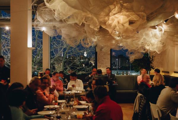 ビクトリア州、メルボルン、トンカ・レストラン（Tonka Restaurant）© Visit Victoria