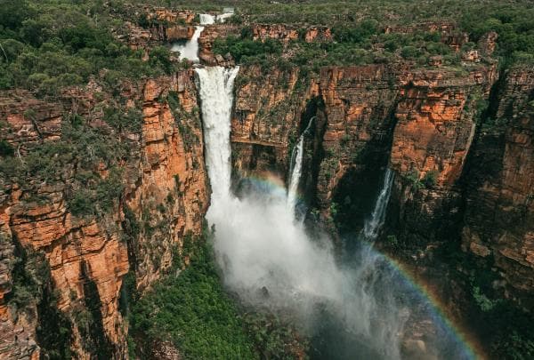 ノーザンテリトリー、カカドゥ国立公園、雨季のジム・ジム・フォールズ © Jarrad Seng