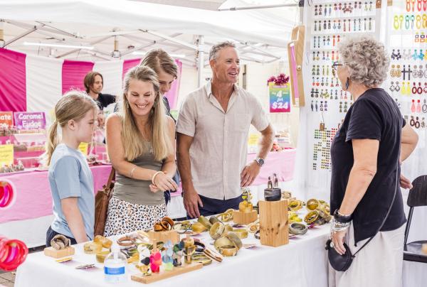 ユームンディ・マーケット（Eumundi Markets）, サンシャイン・コースト（Sunshine Coast） © Tourism Australia