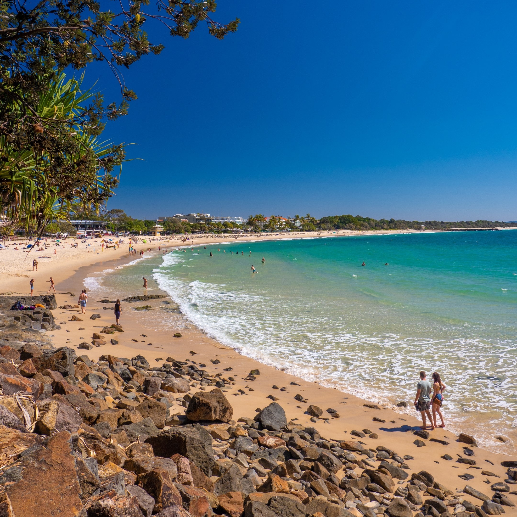 クイーンズランド州、ヌーサ・ヘッズ、ヌーサ・メイン・ビーチ（Noosa Main Beach）© Tourism Australia