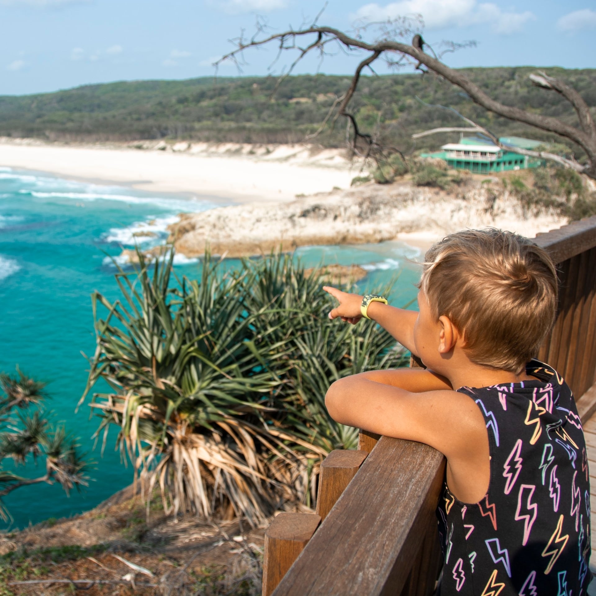 ノース・ゴージ・ウォークで海を指さす少年 © Tourism and Events Queensland