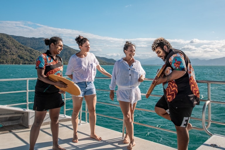 ドリームタイム・ダイブ・アンド・シュノーケル（Dreamtime Dive and Snorkel）のボートで先住民文化について学ぶ © Tourism and Events Queensland