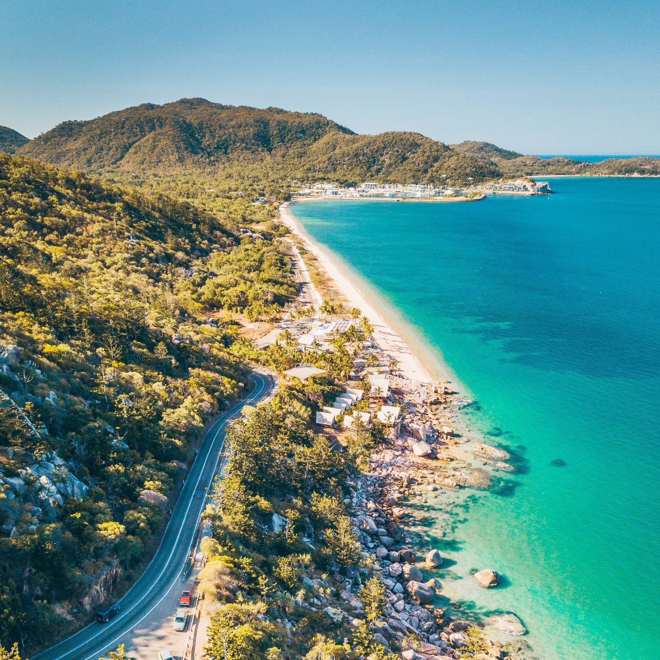 マグネティック島の海岸線に沿う道路の上空からの眺め © Tourism and Events Queensland