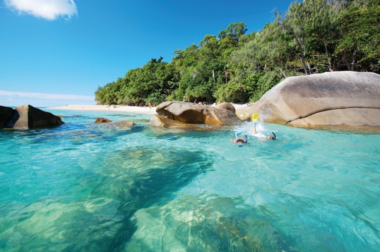 クイーンズランド州、フィッツロイ島 © Tourism and Events Queensland