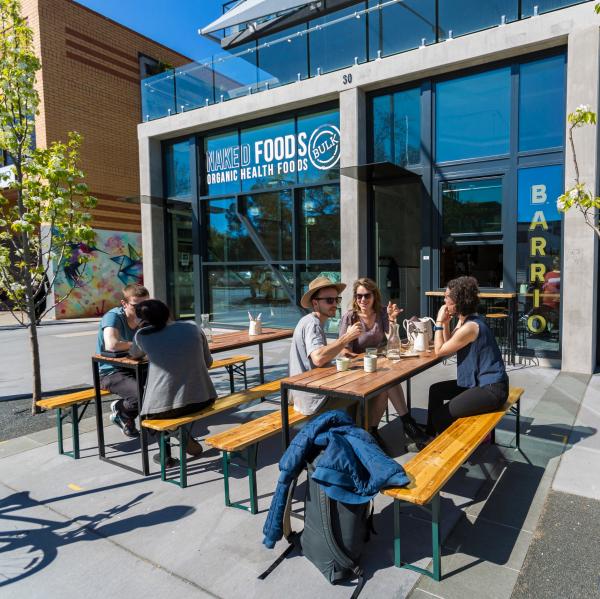 オーストラリア首都特別地域、キャンベラ、バリオ・コレクティブの店の外でコーヒーを飲む人々 © VisitCanberra