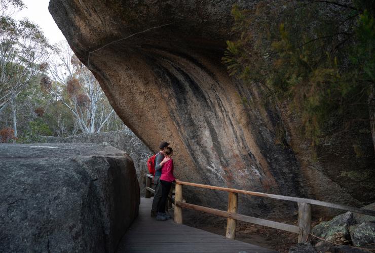 オーストラリア首都特別地域、キャンベラ、ナマジ国立公園、ヤンキー・ハットでロック・アートを見るカップル © Rob Mulally, Tourism Australia