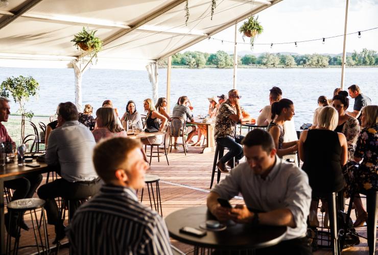 キャンベラのアルマーダ・アウトドア・バーで食事を楽しむ人々 © The Boat House