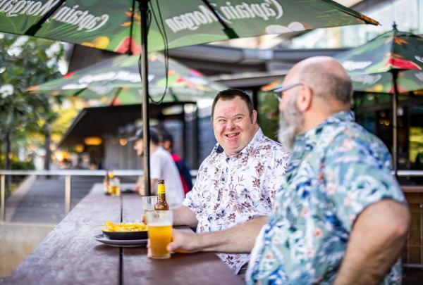 ノーザンテリトリー、ダーウィン、ザ・プレシンクト・タバーン © Tourism NT/Helen Orr