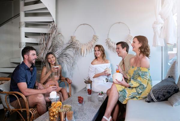 ダーウィン、ザ・トレーダー・バーで友達同士で飲み物を楽しむ © Tourism NT/Shaana McNaught