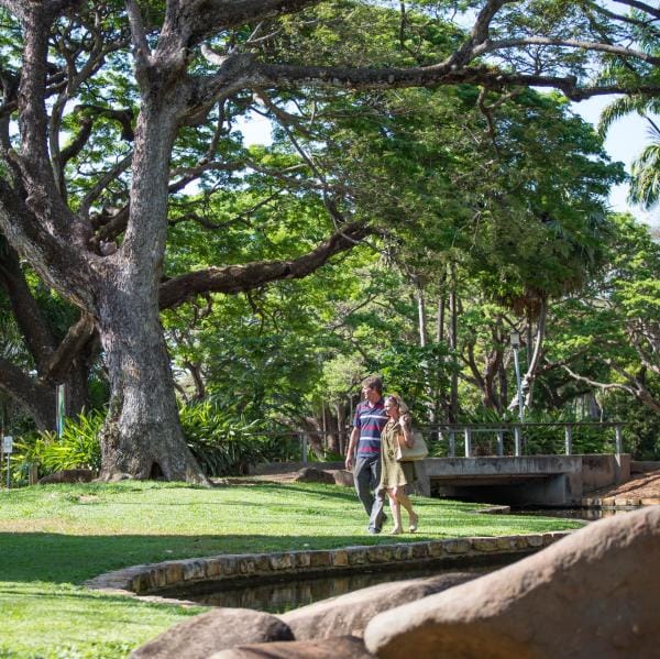ダーウィンのジョージ・ブラウン・ダーウィン植物園（George Brown Darwin Botanic Gardens）を歩くカップル © Tourism NT/Shaana McNaught