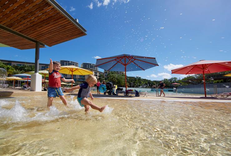 ダーウィン・ウォーターフロントのウェーブ・ラグーンで水遊びを楽しむ環境客 © Tourism NT/Peter Eve