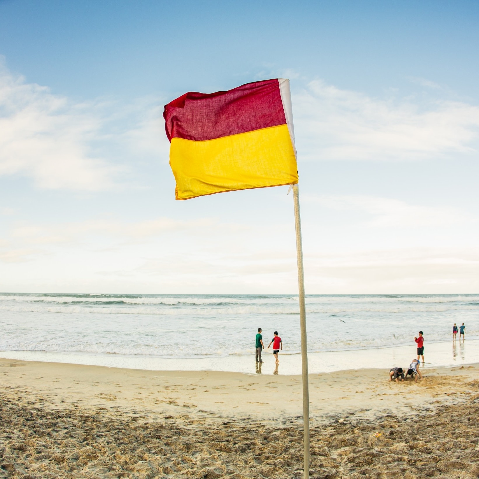 ゴールド・コーストではためく赤と黄色の旗 © Tourism Australia
