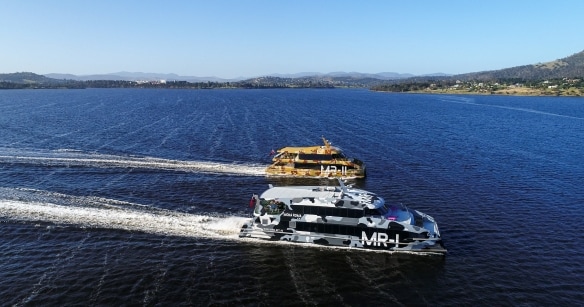 タスマニア州、ホバート、ダーウェント川を航行するMR-I号とMR-II号、モナ・ローマ・フェリー（MONA Roma ferry）© MONA/Stu Gibson