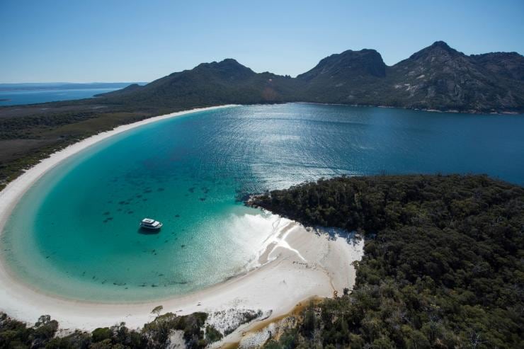 タスマニア州、ワイングラス・ベイ・クルーズ © Wineglass Bay Cruises