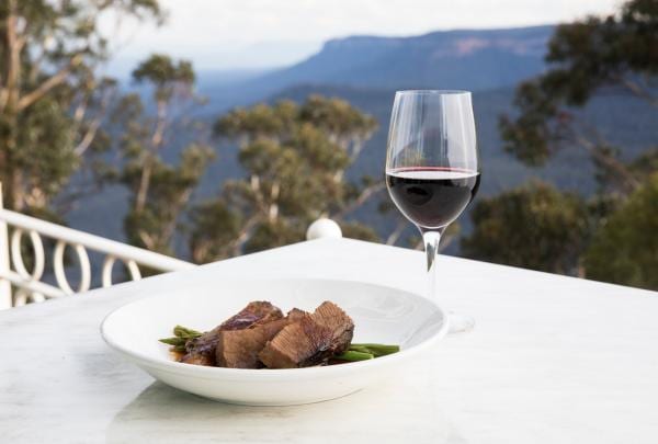 ニュー・サウス・ウェールズ州、ブルー・マウンテンズ、カトゥーンバ、エコー・ポイント展望台 © Destination NSW