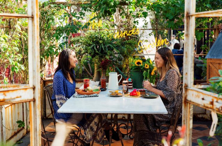 ニュー・サウス・ウェールズ州、、シドニー、ザ・グラウンズ・オブ・アレクサンドリアで食事を楽しむ2人の女性 © Destination NSW