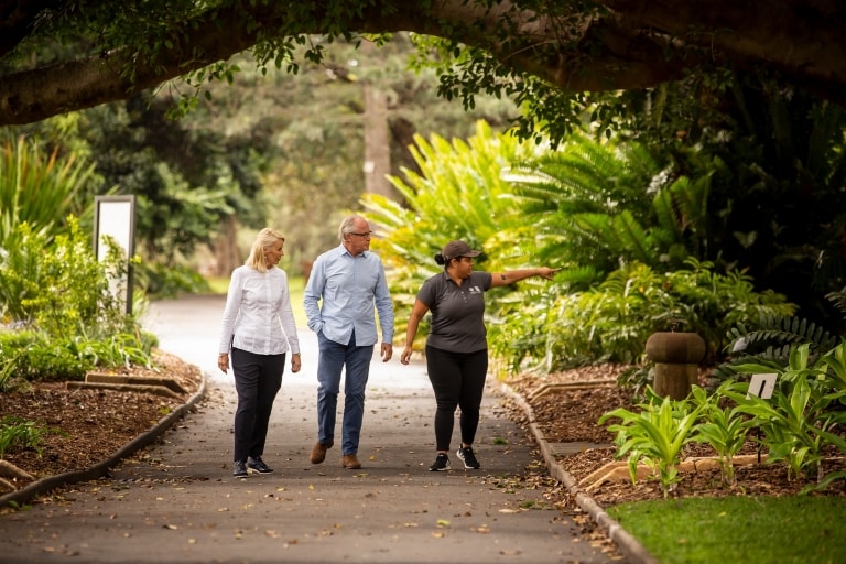 ニュー・サウス・ウェールズ州、シドニー王立植物園の先住民アボリジニ遺跡ツアー（The Royal Botanic Garden Sydney Aboriginal Heritage Tour）© Tourism Australia