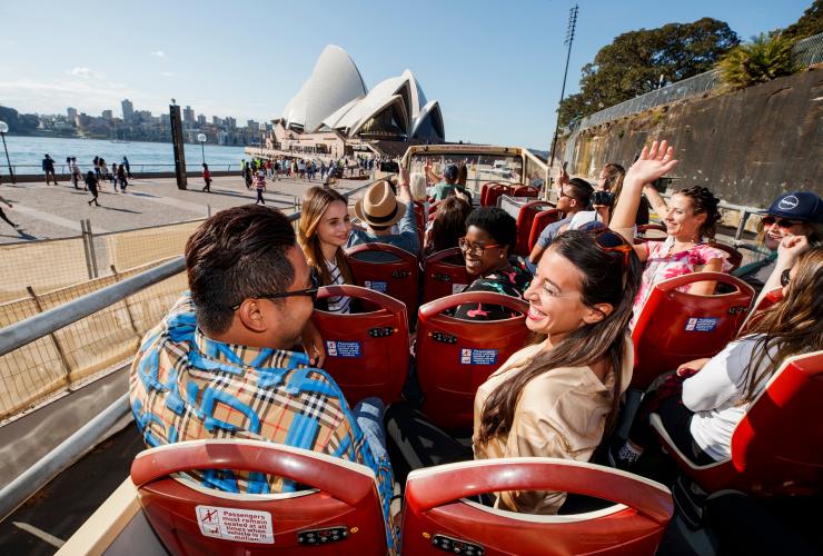 ニュー・サウス・ウェールズ州、シドニー、オペラハウスの近くを走るバス © Big Bus Tours