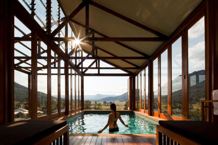 ニュー・サウス・ウェールズ州、ブルー・マウンテンズ、エミレーツ・ワン・アンド・オンリー・ウォルガン・バレーのプール © Emirates One&Only Wolgan Valley