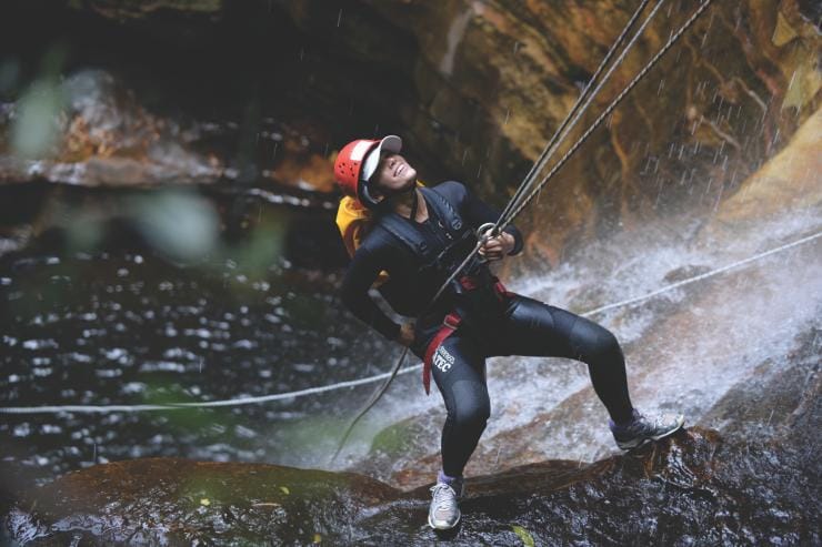 ニュー・サウス・ウェールズ州、ブルー・マウンテンズ、ブルー・マウンテンズ アドベンチャー・カンパニーとエンプレス・フォールズキャニオン © Jake Anderson
